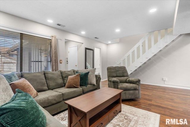 6 REDWOOD Lane, Springfield, IL 62704