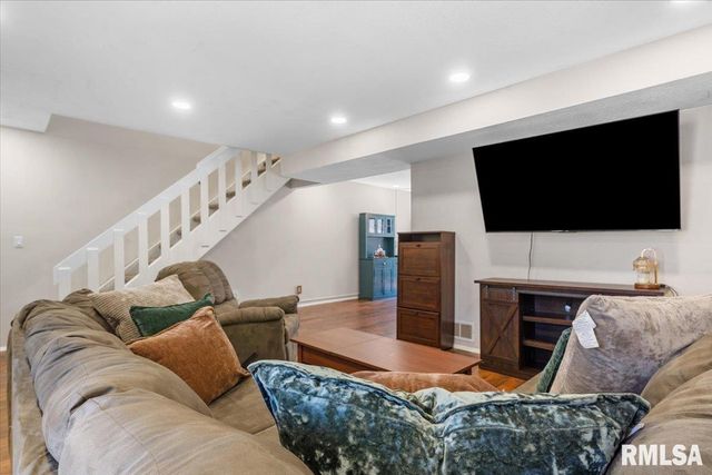 6 REDWOOD Lane, Springfield, IL 62704