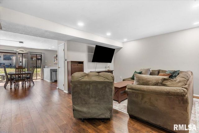 6 REDWOOD Lane, Springfield, IL 62704