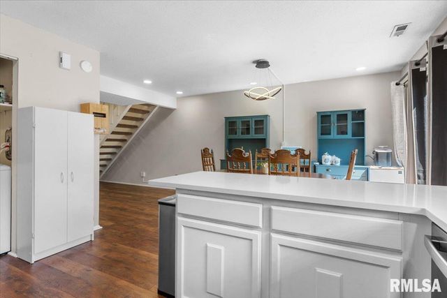 6 REDWOOD Lane, Springfield, IL 62704