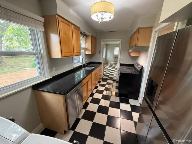 1729 Beverly Street, Sylvan Lake, MI 48320
