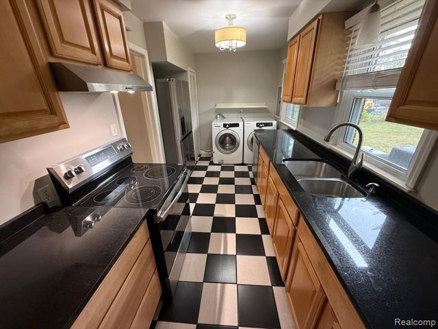 1729 Beverly Street, Sylvan Lake, MI 48320