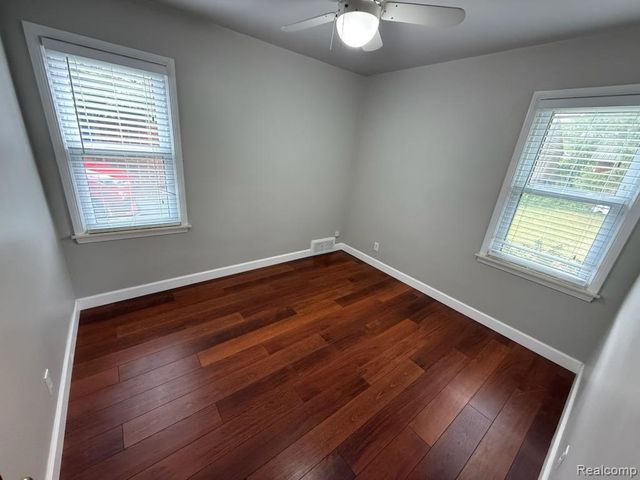 1729 Beverly Street, Sylvan Lake, MI 48320