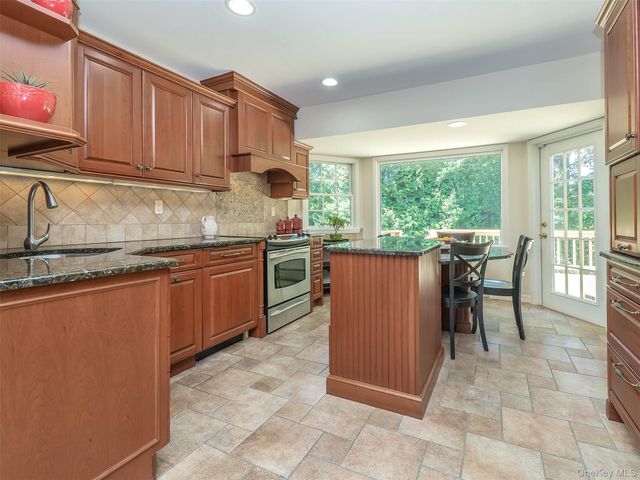 65 Essex Court, Port Washington, NY 11050