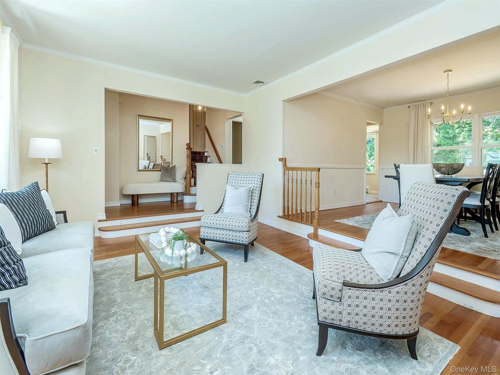 65 Essex Court, Port Washington, NY 11050 — photo 4