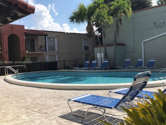 10744 N Kendall Dr M-16, Miami, FL 33176