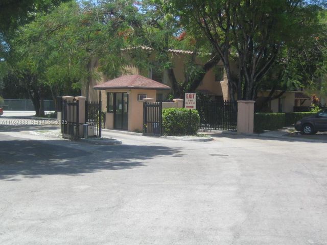 10744 N Kendall Dr M-16, Miami, FL 33176