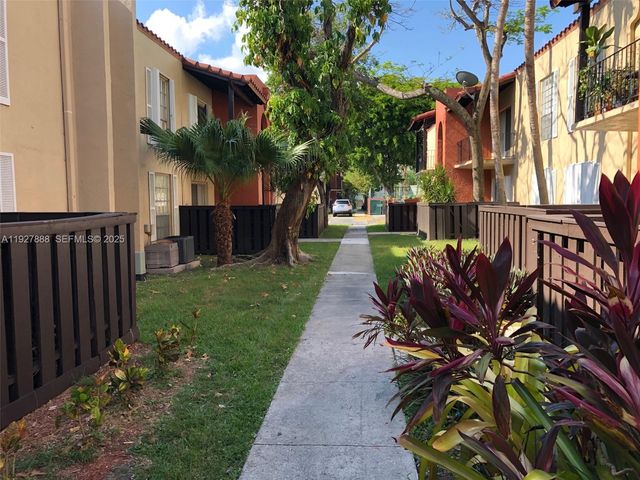 10744 N Kendall Dr M-16, Miami, FL 33176
