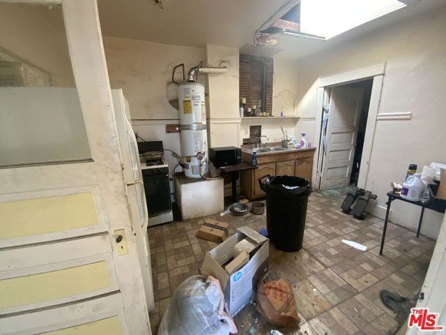 3770 Maple Avenue, Los Angeles, CA 90011