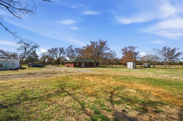 697 County Road 166, Whitesboro, TX 76273