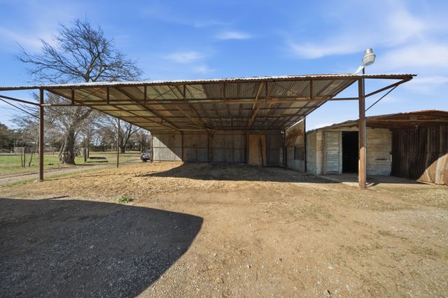 697 County Road 166, Whitesboro, TX 76273