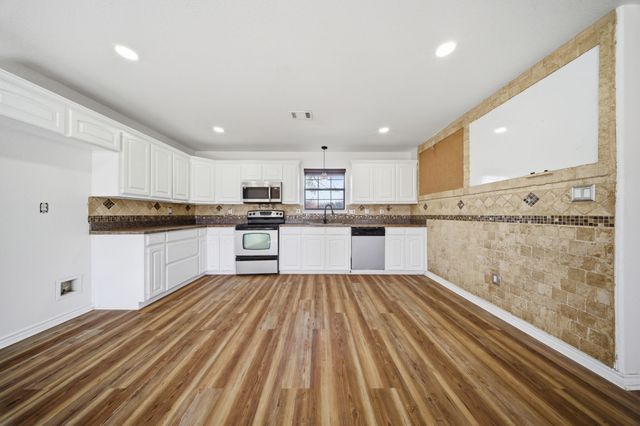 697 County Road 166, Whitesboro, TX 76273