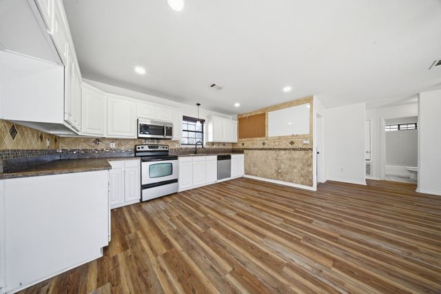 697 County Road 166, Whitesboro, TX 76273