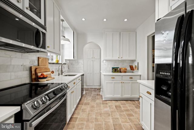 6120 32ND PL NW, Washington, DC 20015