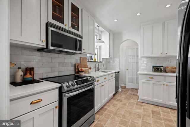 6120 32ND PL NW, Washington, DC 20015
