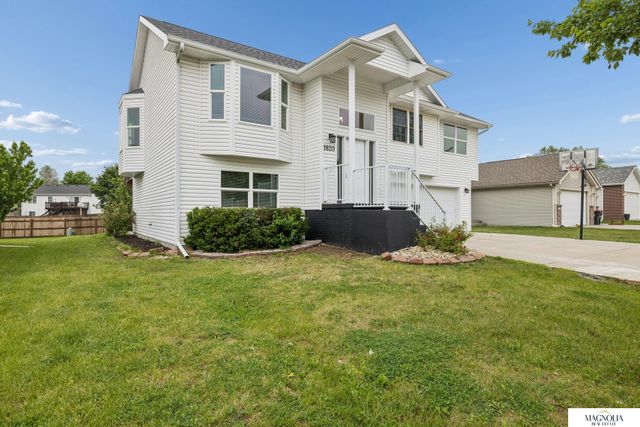 1820 Spring Meadow Drive, Lincoln, NE 68521
