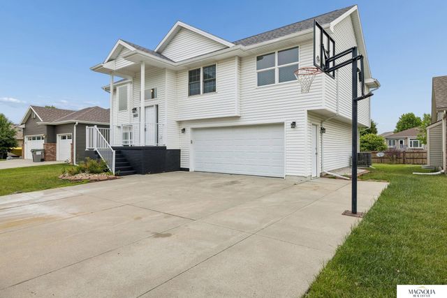 1820 Spring Meadow Drive, Lincoln, NE 68521