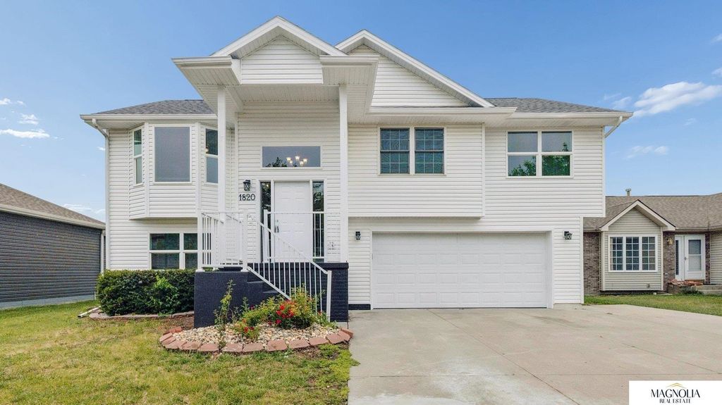 1820 Spring Meadow Drive, Lincoln, NE 68521