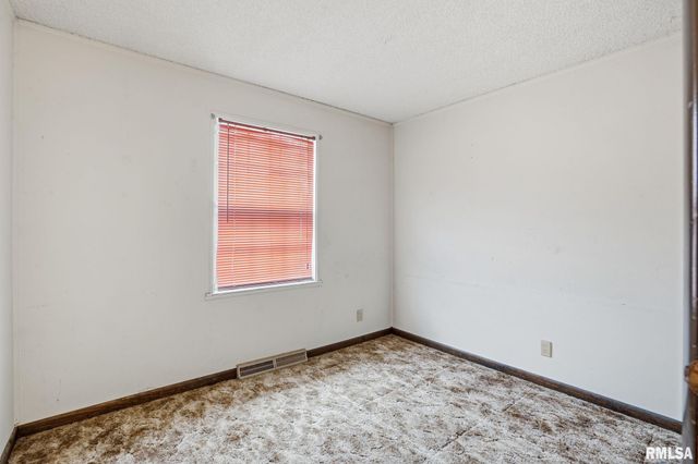 1495 GLENWOOD Drive, Le Claire, IA 52753