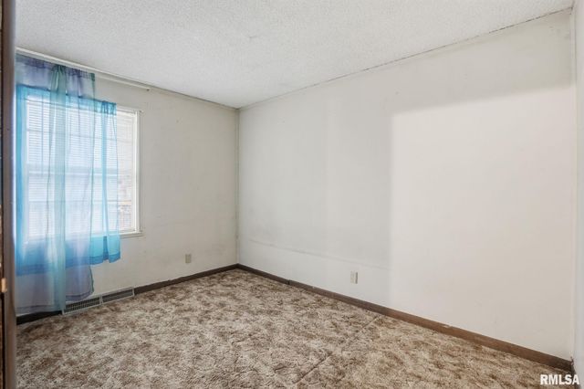 1495 GLENWOOD Drive, Le Claire, IA 52753