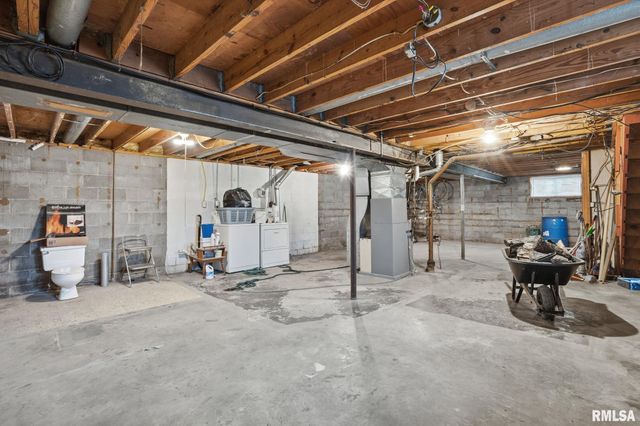 1495 GLENWOOD Drive, Le Claire, IA 52753