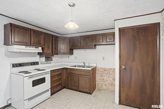 1495 GLENWOOD Drive, Le Claire, IA 52753