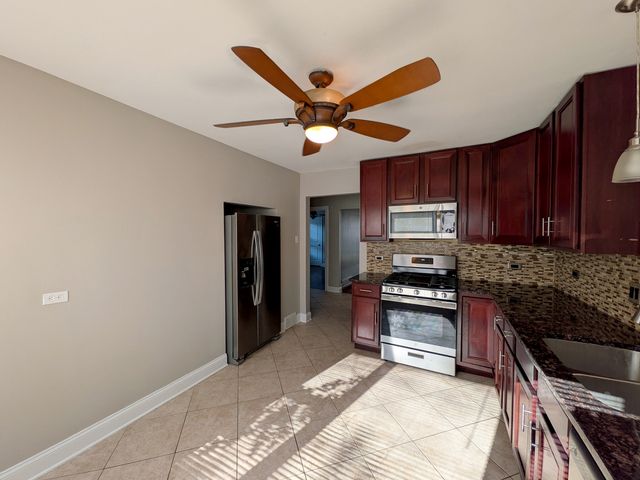 8825 S California Avenue, Evergreen Park, IL 60805