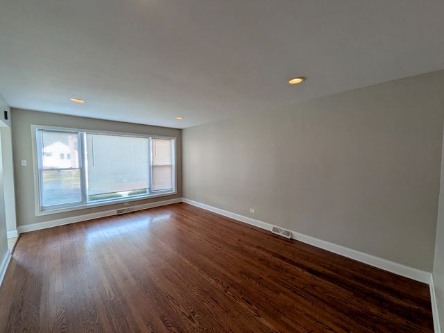 8825 S California Avenue, Evergreen Park, IL 60805