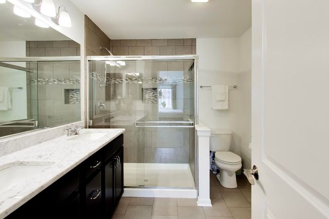 810 Lexington Circle W, Des Plaines, IL 60016