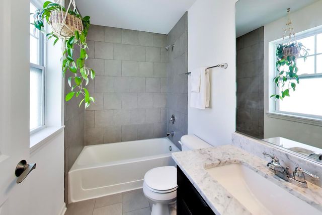 810 Lexington Circle W, Des Plaines, IL 60016