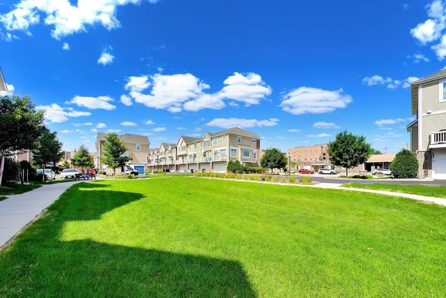810 Lexington Circle W, Des Plaines, IL 60016