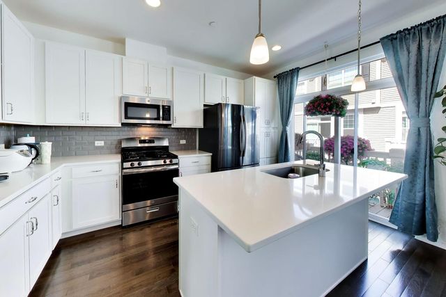 810 Lexington Circle W, Des Plaines, IL 60016