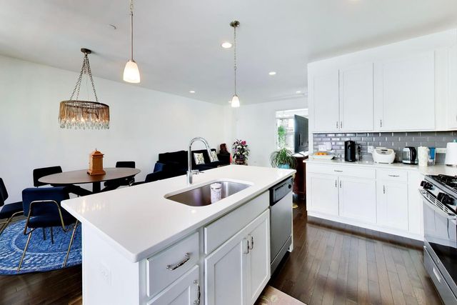 810 Lexington Circle W, Des Plaines, IL 60016