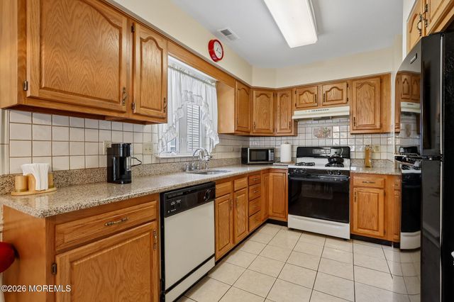13 Portebello Road, Jackson, NJ 08527