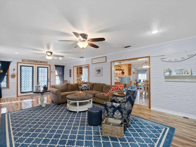 208 E Gay, Gladewater, TX 75647