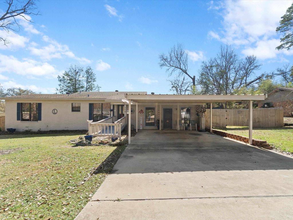 208 E Gay, Gladewater, TX 75647