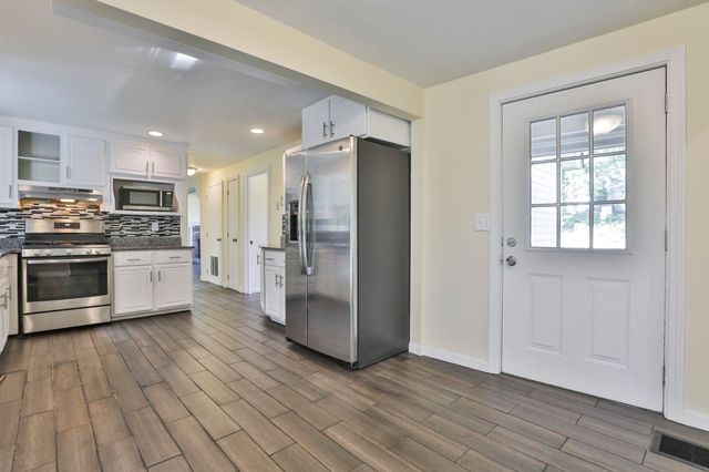 16 Blueberry Lane, Nashua, NH 03062