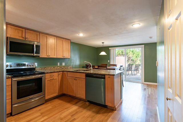 2 Senee Ct 2, Amesbury, MA 01913