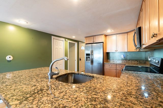 2 Senee Ct 2, Amesbury, MA 01913