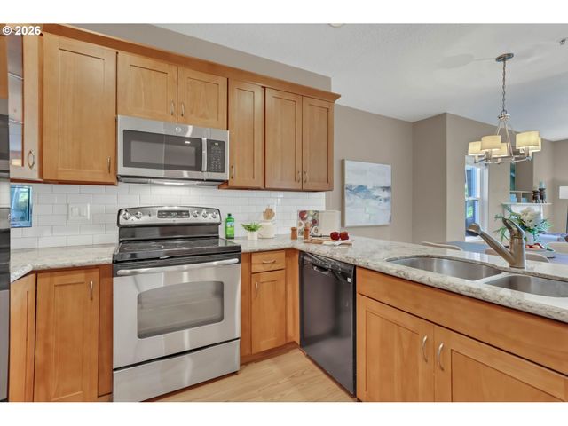 614 S NEVADA St A, Portland, OR 97219