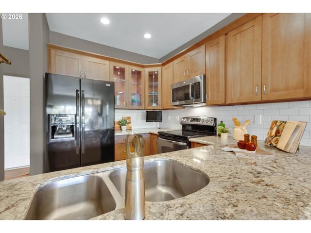 614 S NEVADA St A, Portland, OR 97219