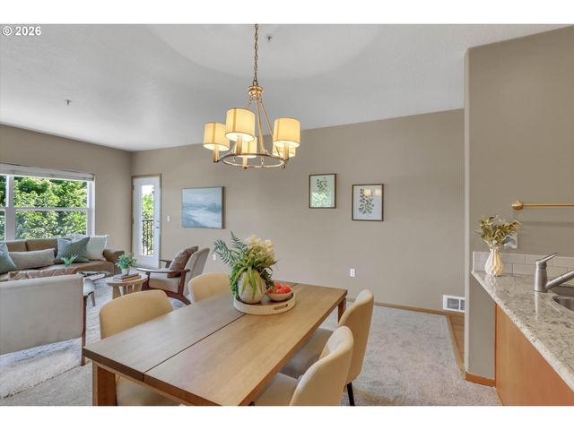 614 S NEVADA St A, Portland, OR 97219