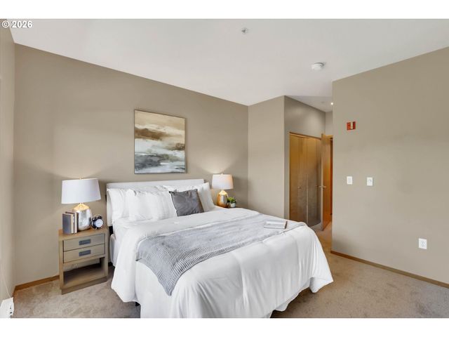 614 S NEVADA St A, Portland, OR 97219