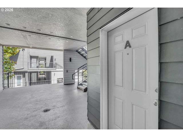 614 S NEVADA St A, Portland, OR 97219