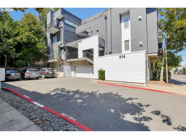 614 S NEVADA St A, Portland, OR 97219