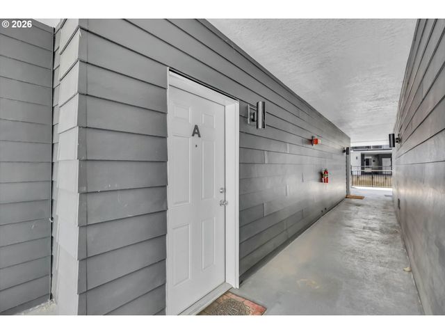 614 S NEVADA St A, Portland, OR 97219