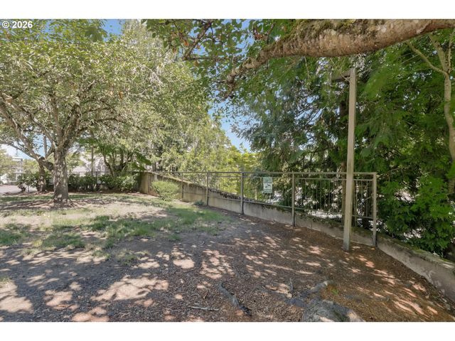 614 S NEVADA St A, Portland, OR 97219