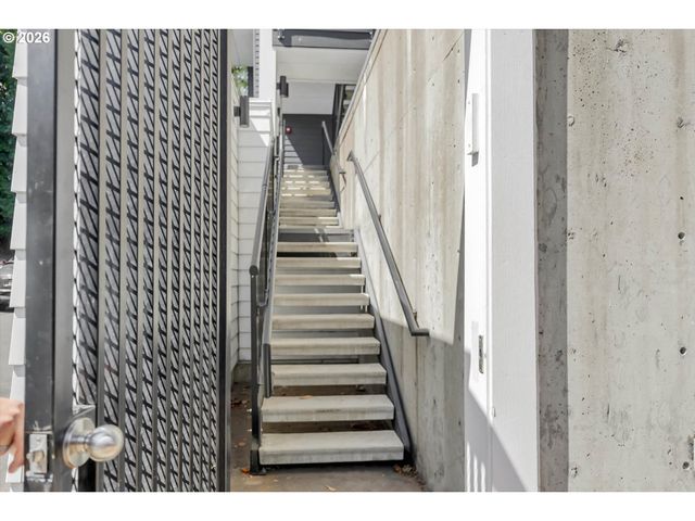 614 S NEVADA St A, Portland, OR 97219