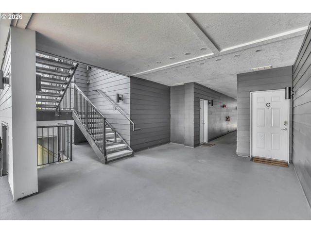 614 S NEVADA St A, Portland, OR 97219