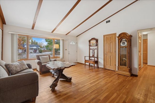 612 White Pine Road, Buffalo Grove, IL 60089